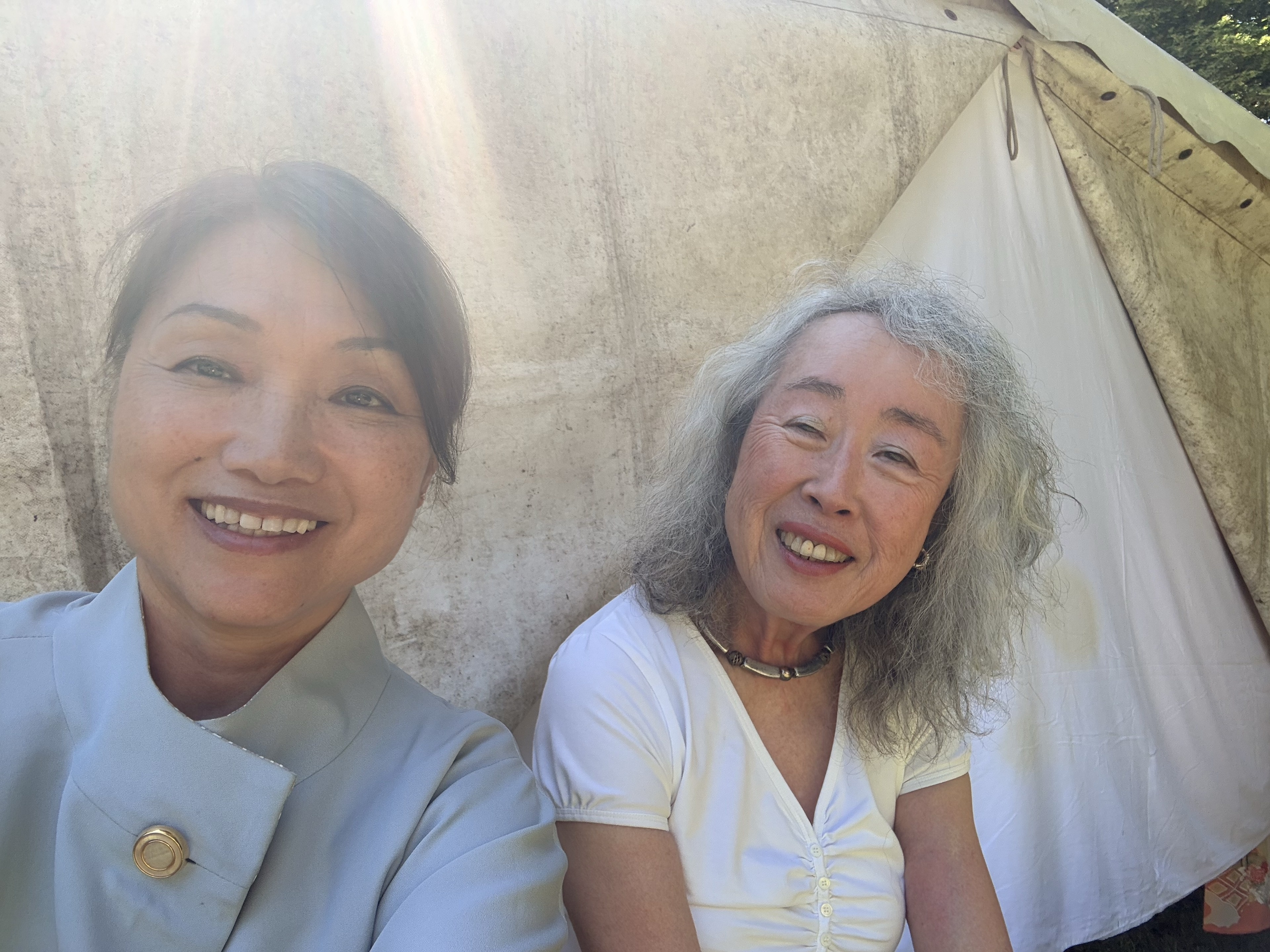 笑顔で並ぶKaolinと松岡ハリス佑子さん